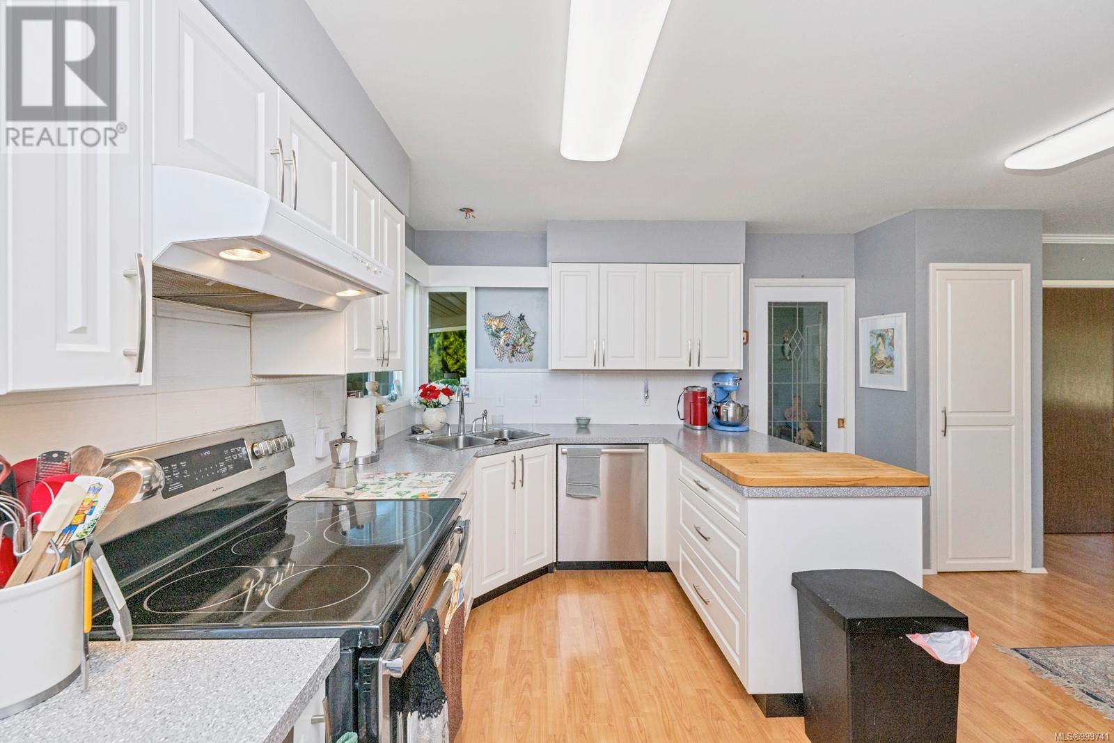 Photo 37 of 6327 Lansdowne Pl, Duncan BC