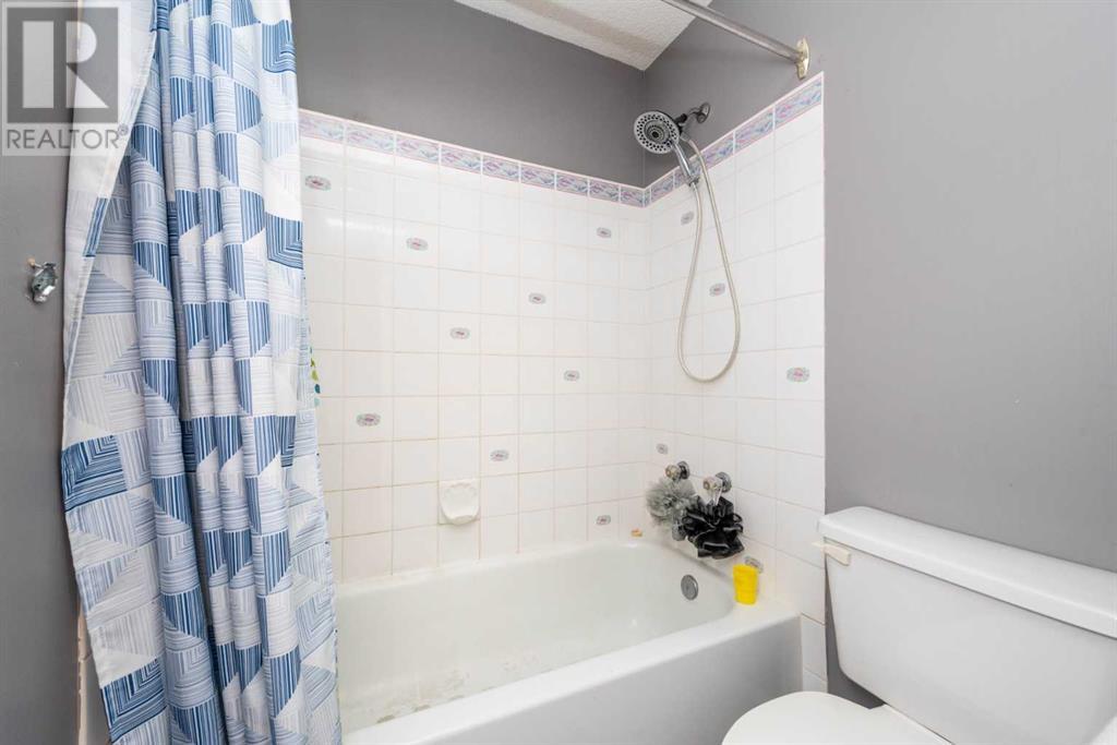 Single Family House 4 Level for Sale in  Fresno Place NE Monterey Park Calgary 