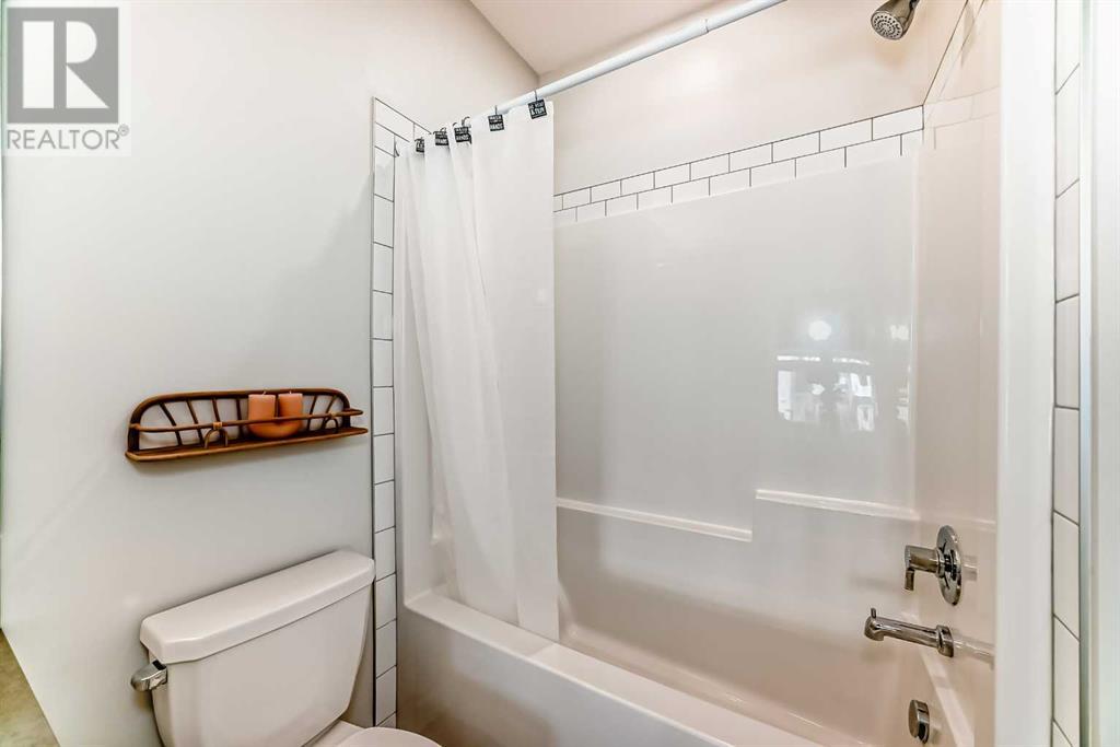 Single Family House for Sale in  Les Jardins Park SE Douglasdale/Glen Calgary 