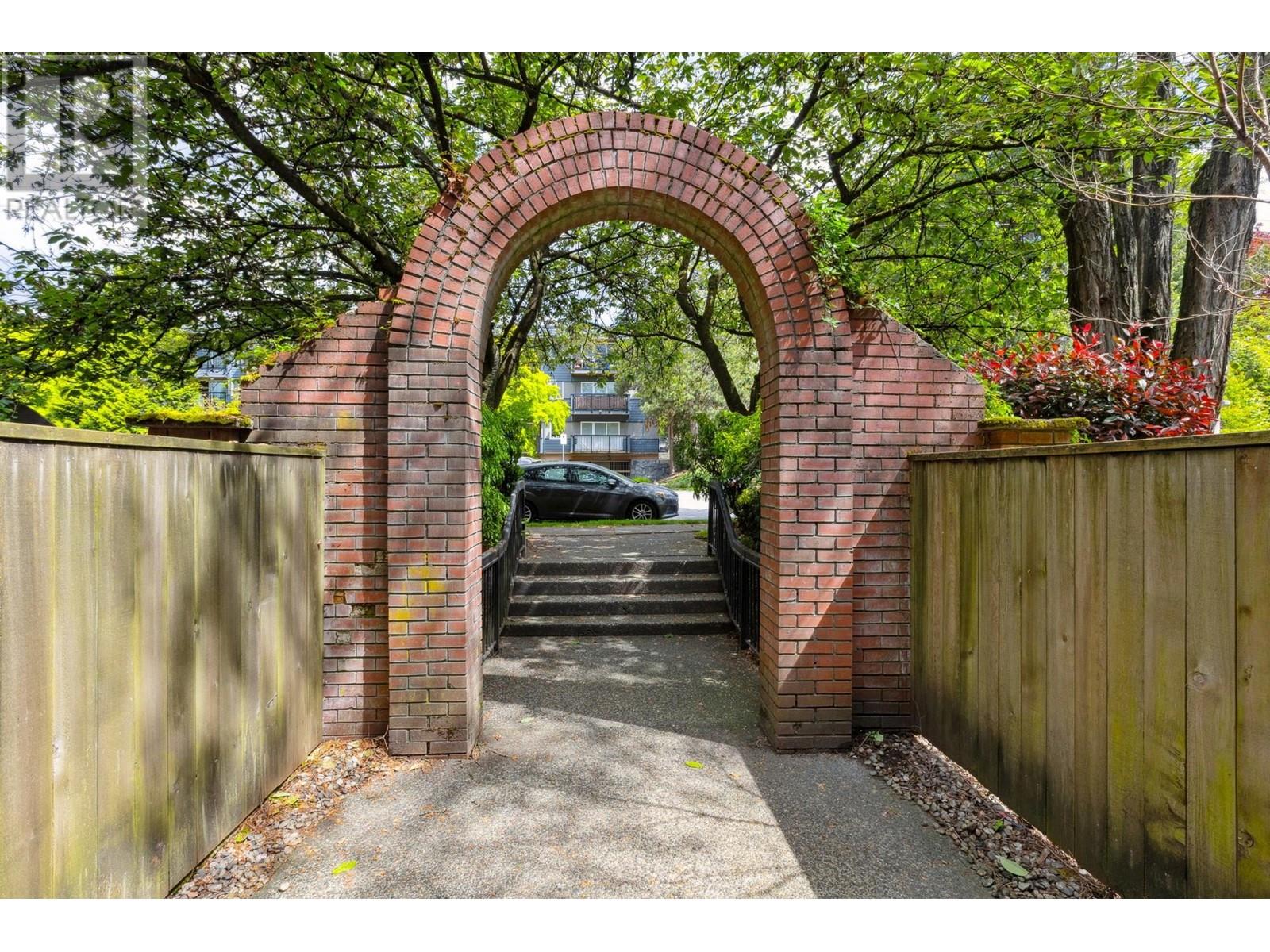 111 211 W 3RD STREET, North Vancouver real estate listing R3004733