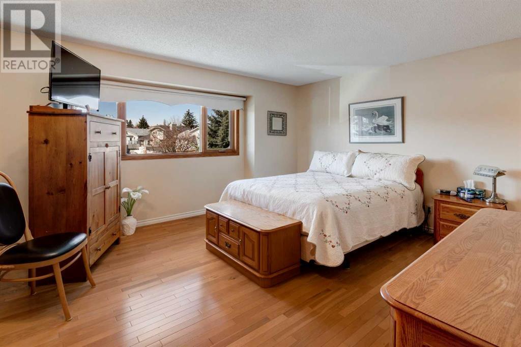Single Family House 4 Level for Sale in  Sanderling Rise NW Sandstone Valley Calgary 