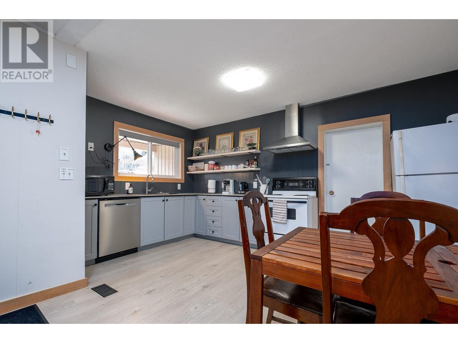 792 ROSSLAND Avenue, Trail