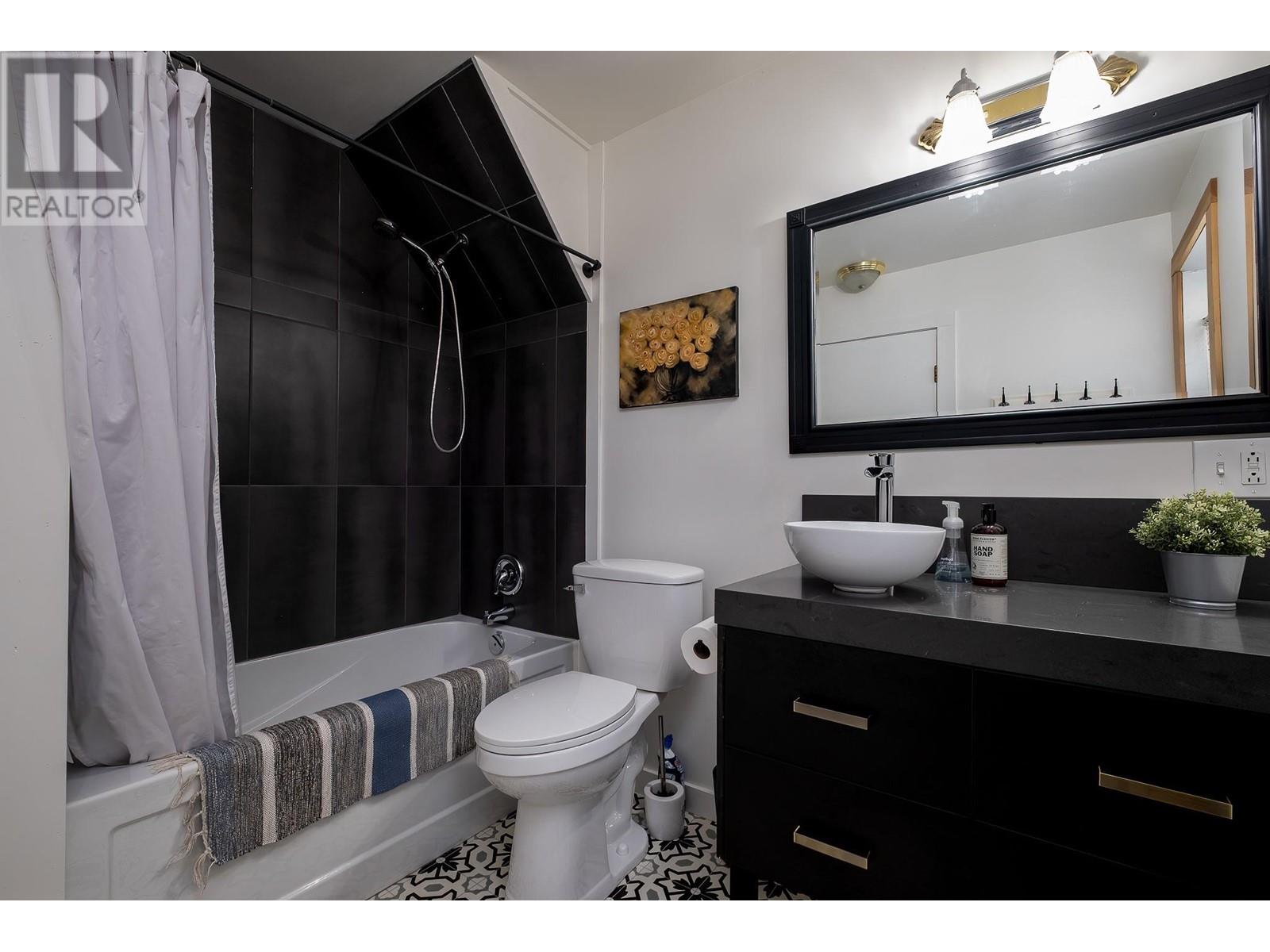 792 ROSSLAND Avenue, Trail