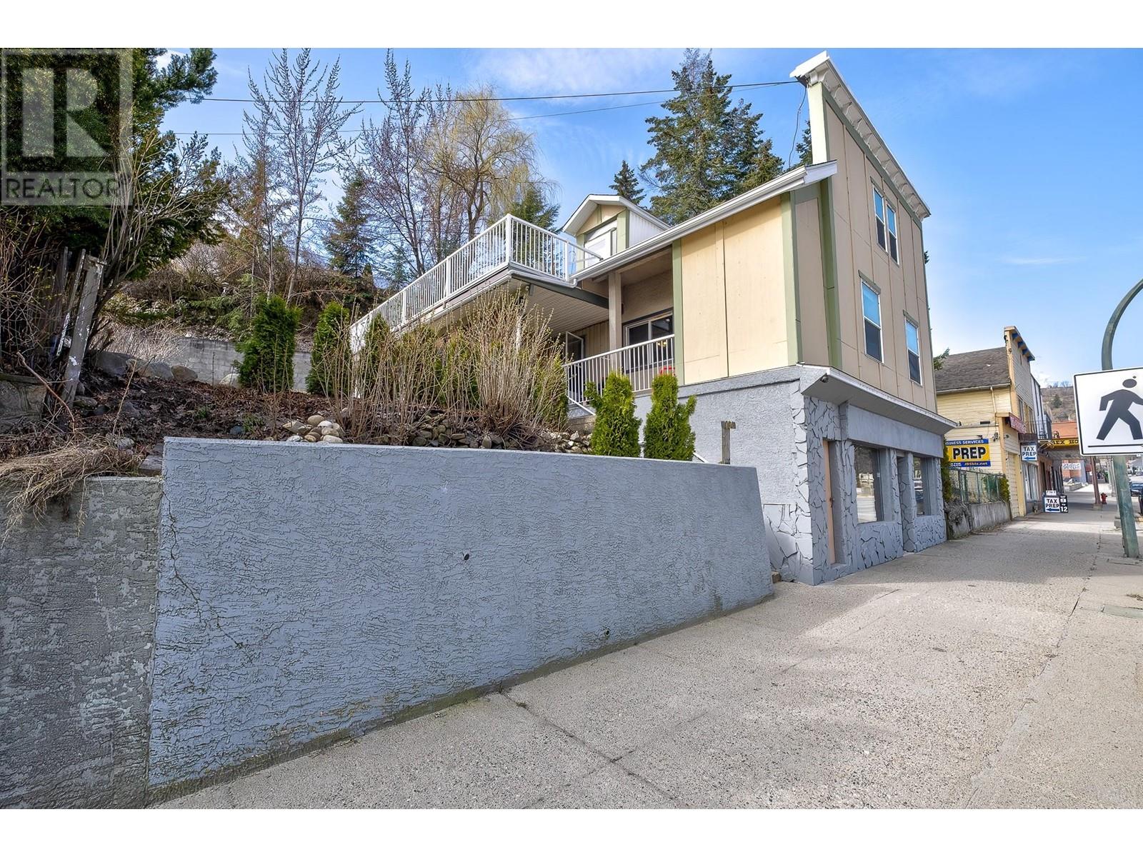 792 ROSSLAND Avenue, Trail