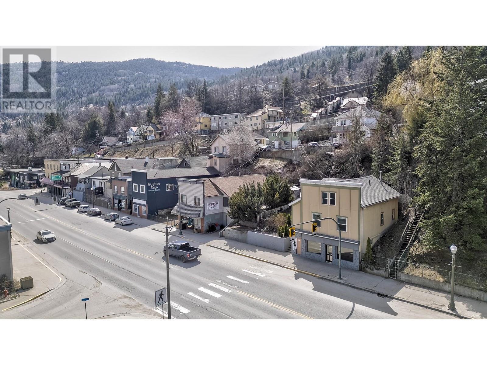792 ROSSLAND Avenue, Trail
