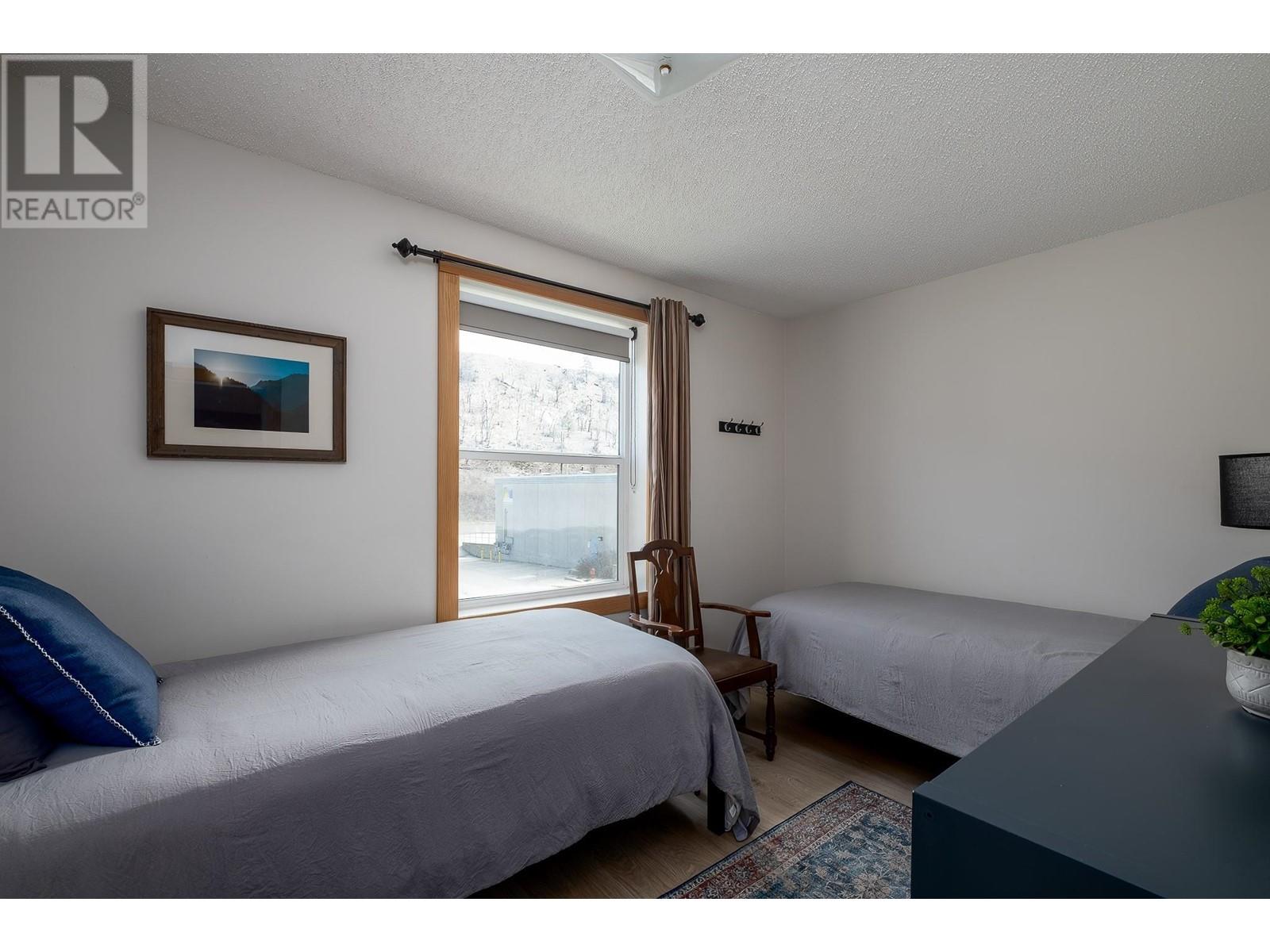 792 ROSSLAND Avenue, Trail