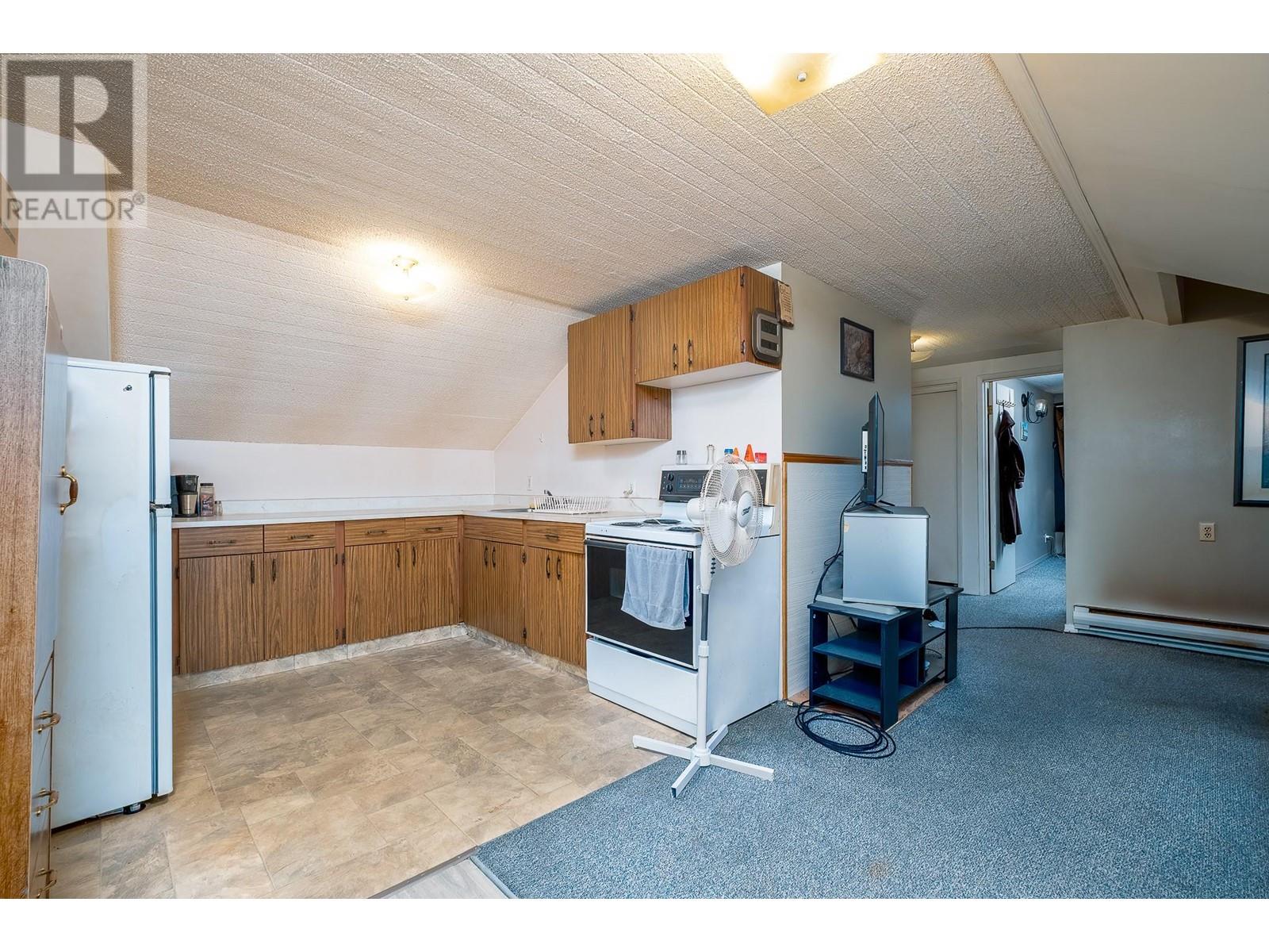 792 ROSSLAND Avenue, Trail