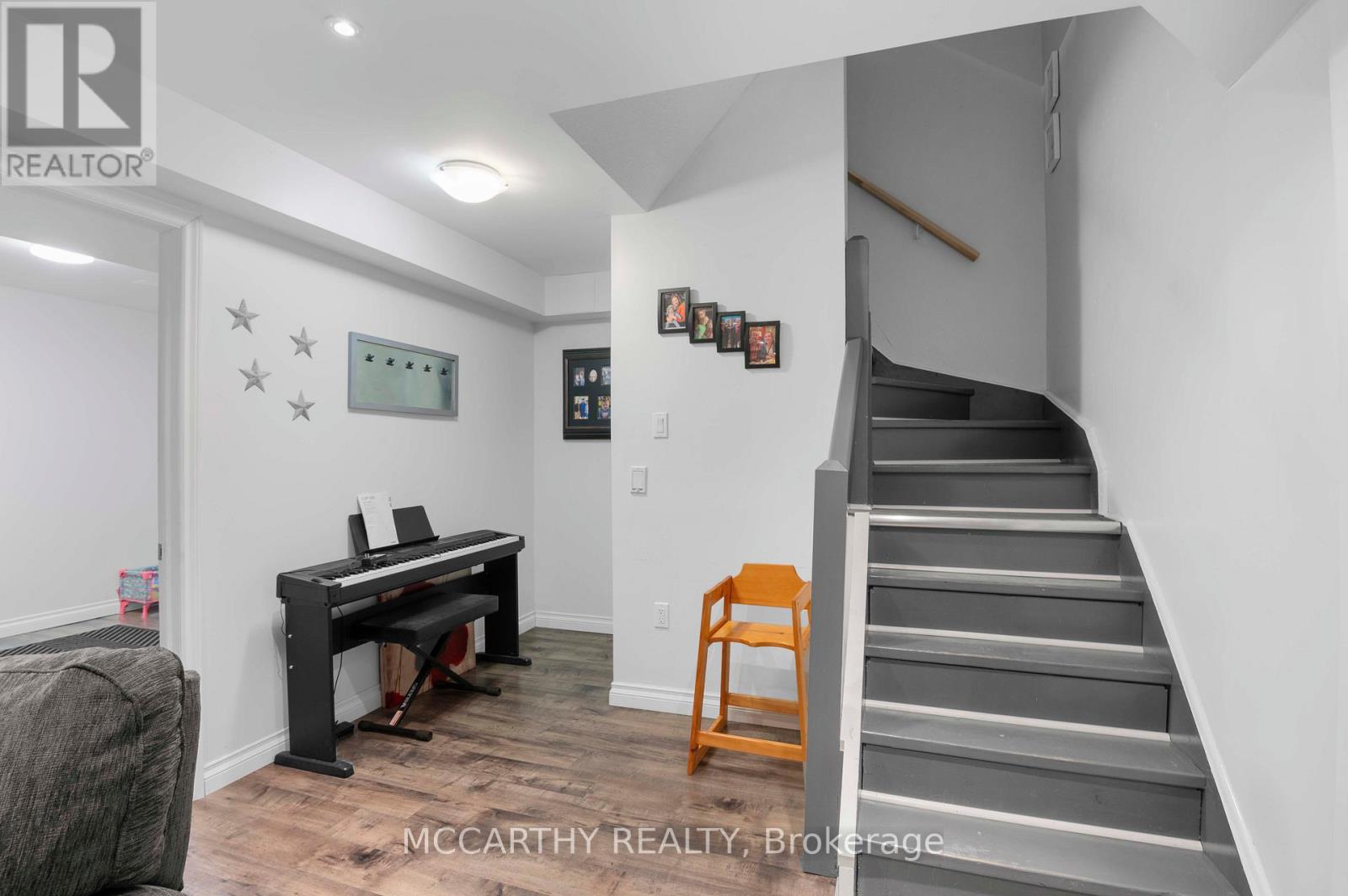 Photo 12 of 34 Corrie Crescent, Essa ON