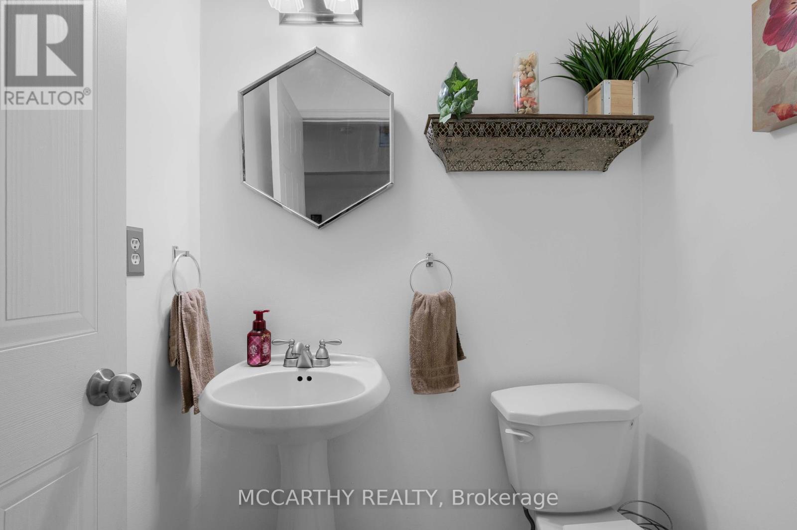 Photo 10 of 34 Corrie Crescent, Essa ON