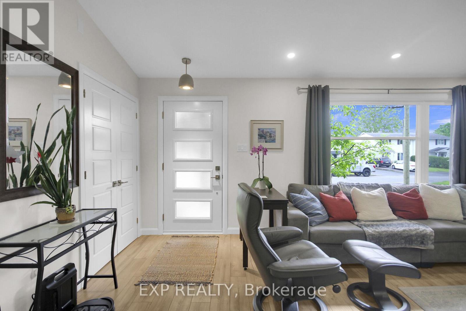 https://ddfcdn.realtor.ca/listing/TS638833666417630000/reb76/highres/4/x12160034_3.jpg