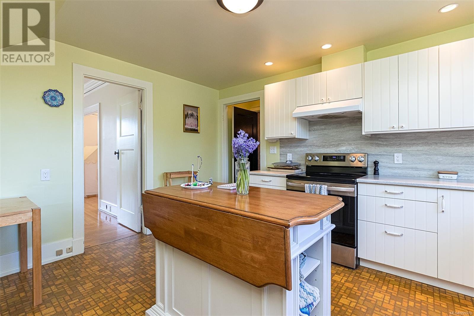 Photo 15 of 820 Pemberton Rd, Victoria BC