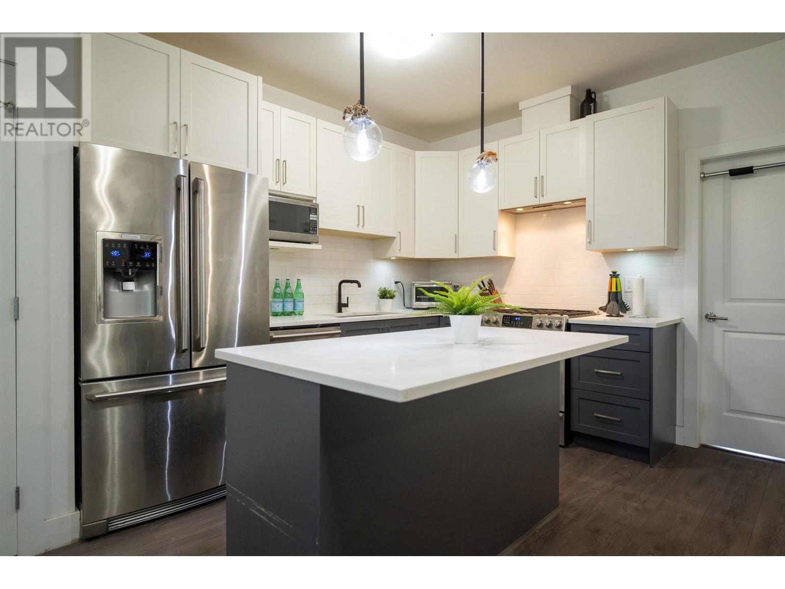 Photo 9 of 5805 Wales Street, Vancouver BC