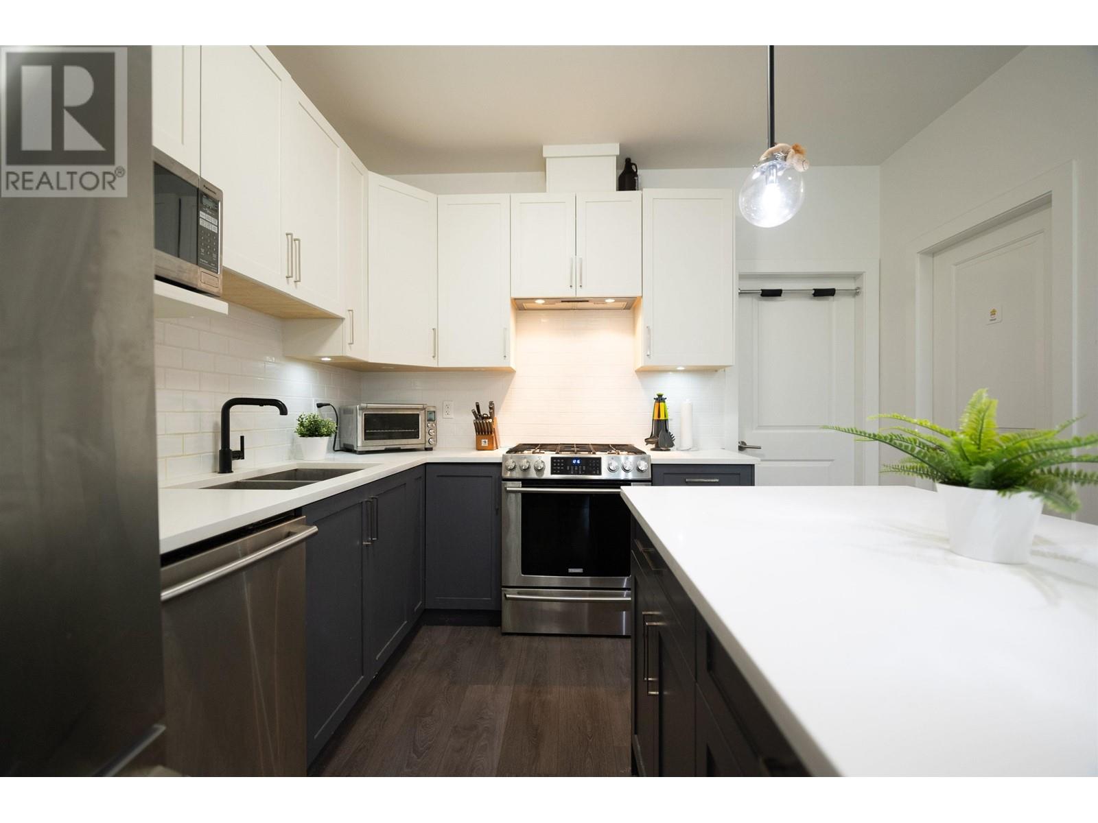 Photo 10 of 5805 Wales Street, Vancouver BC