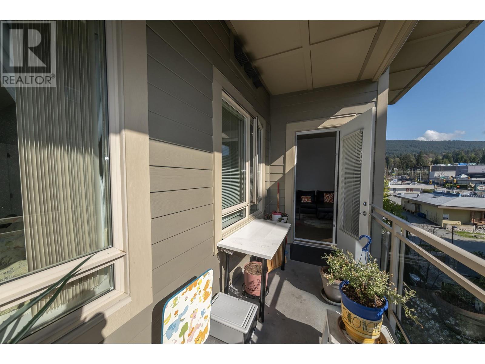 Photo 4 of 518 119 W 22nd Street, North Vancouver BC