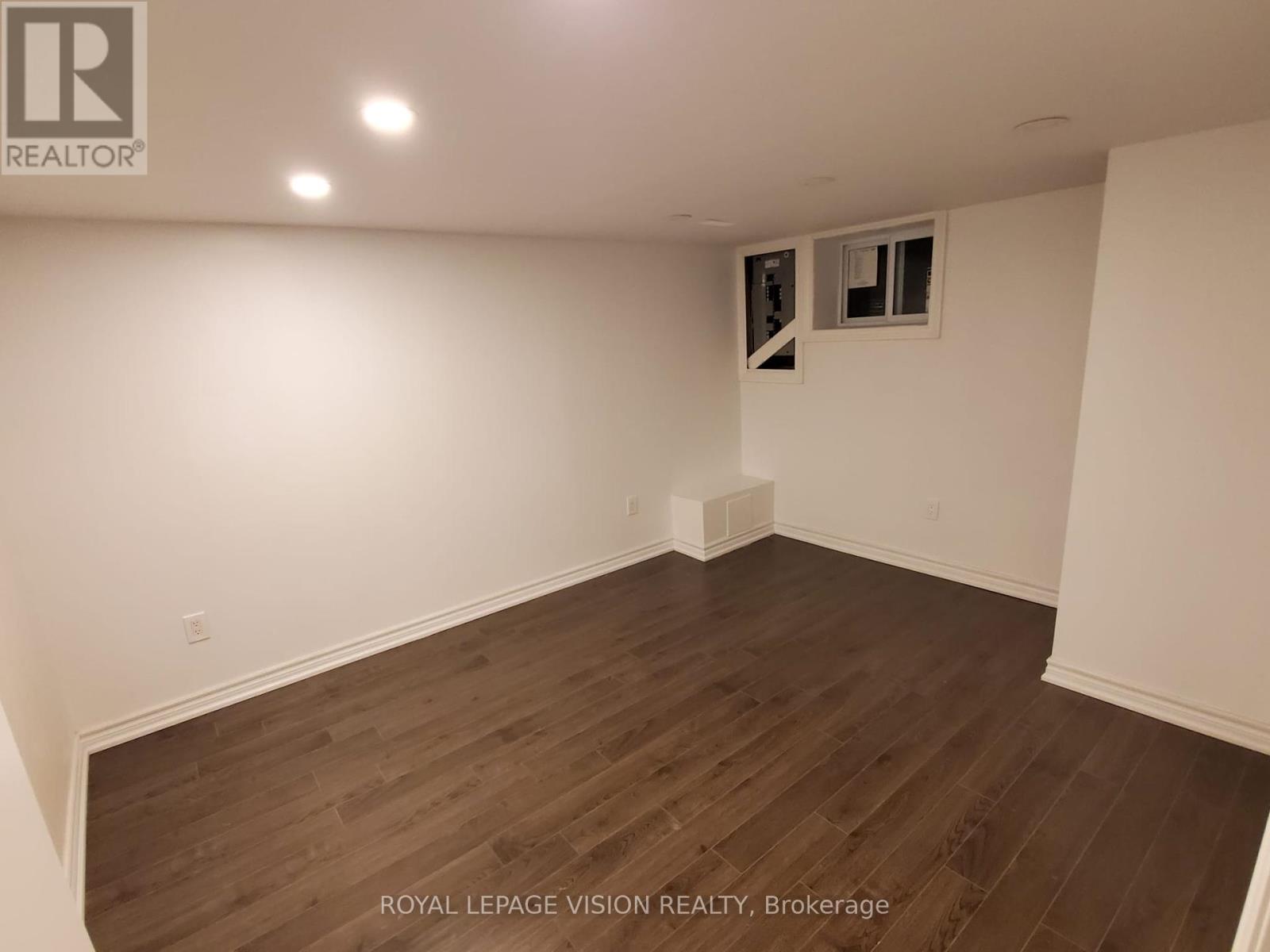 Single Family House for Sale in  DANFORTH ROAD Toronto (Oakridge) 