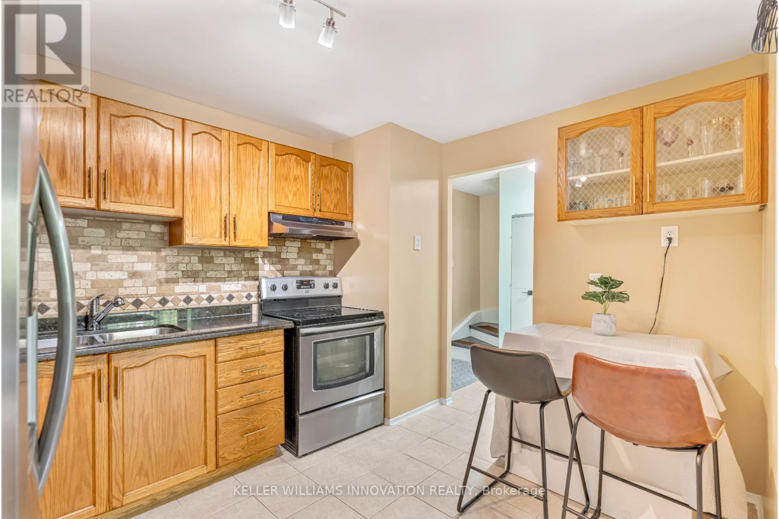 Photo 5 of 121 1050 Falgarwood Drive, Oakville ON