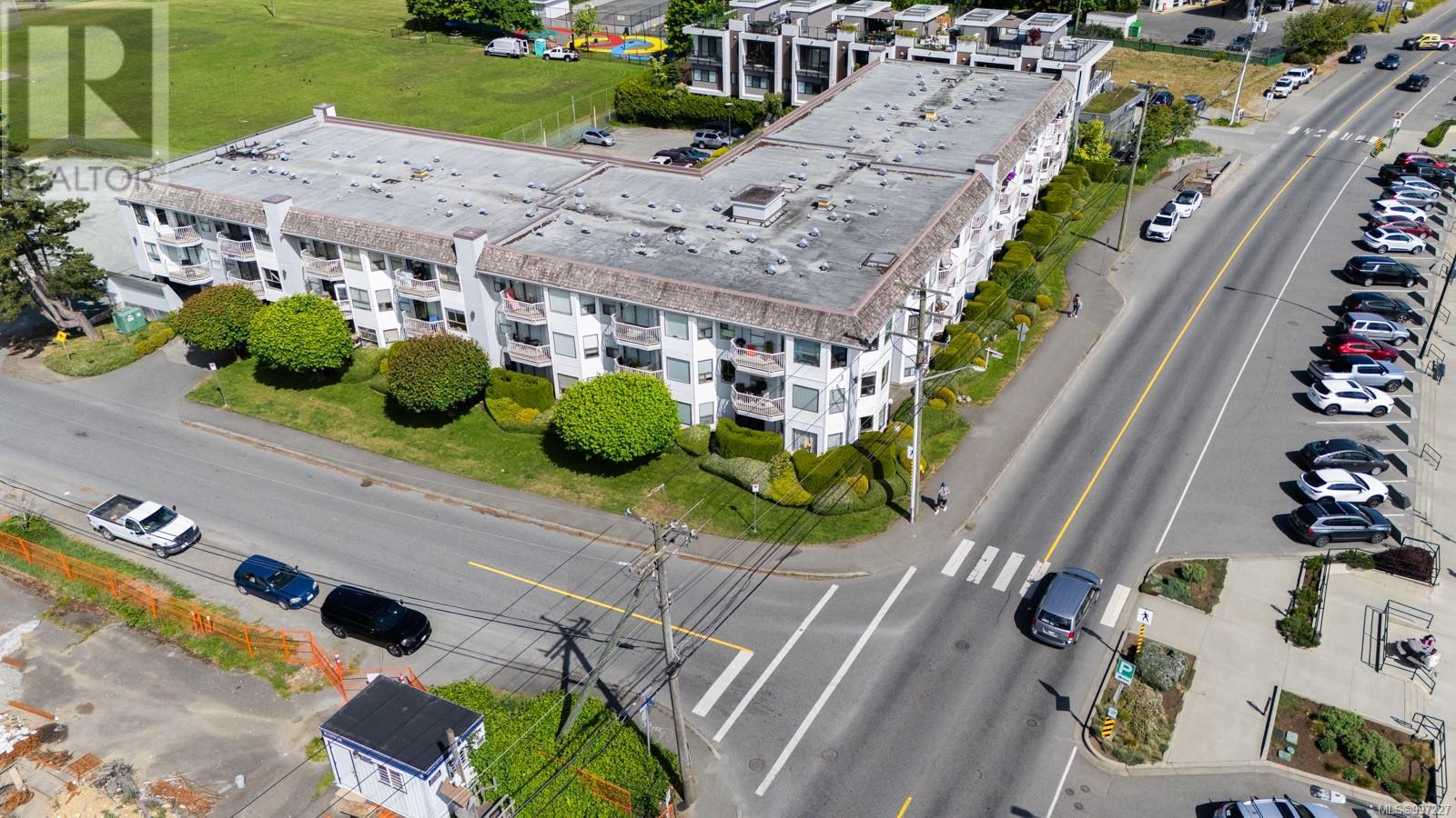 #207 2815 DEPARTURE BAY RD - Image 19