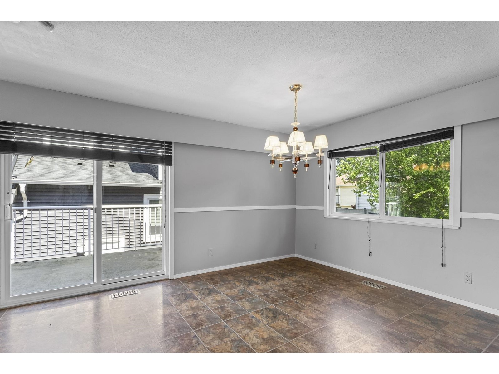 Photo 6 of 2530 Magnolia Crescent, Abbotsford BC