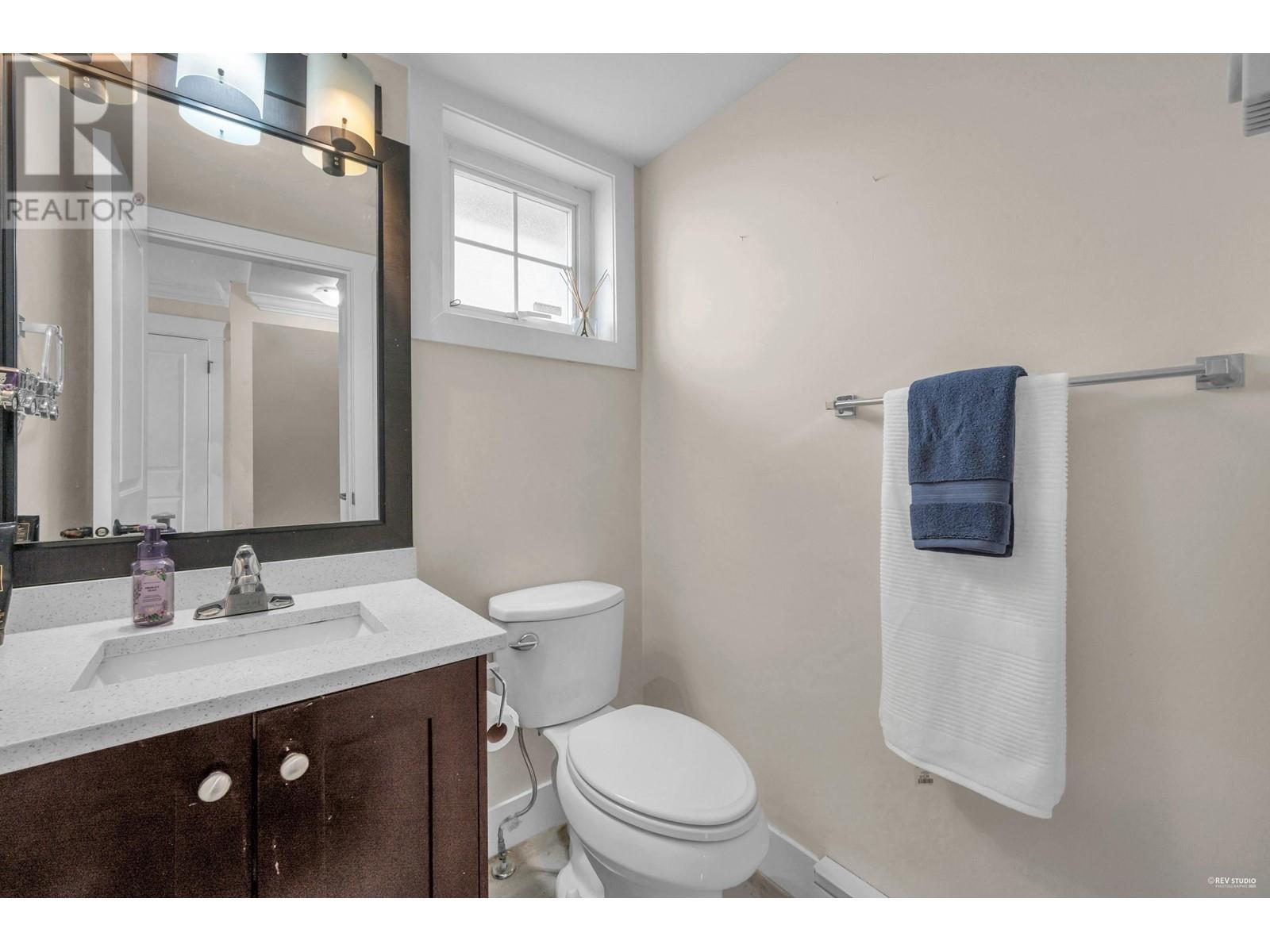 1 305 JARDINE STREET, New Westminster
