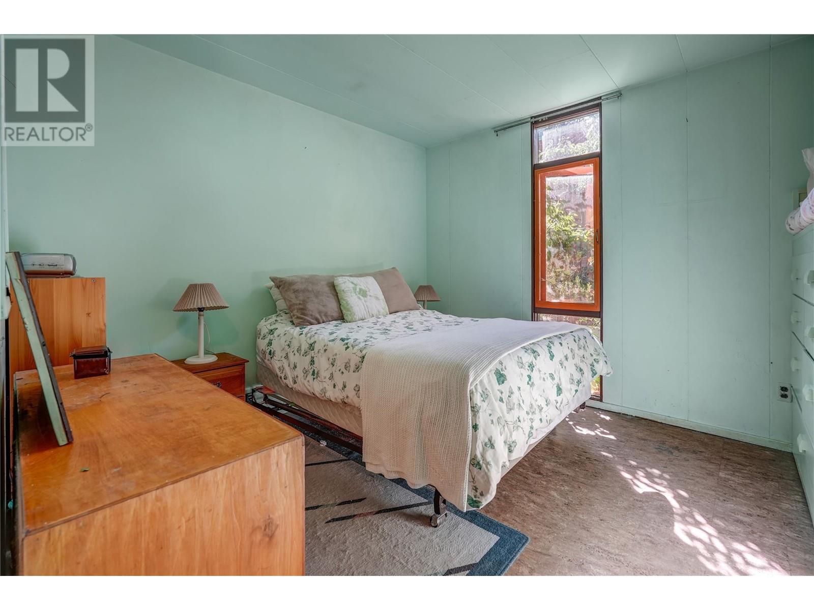 7413 Kirk Avenue, Summerland