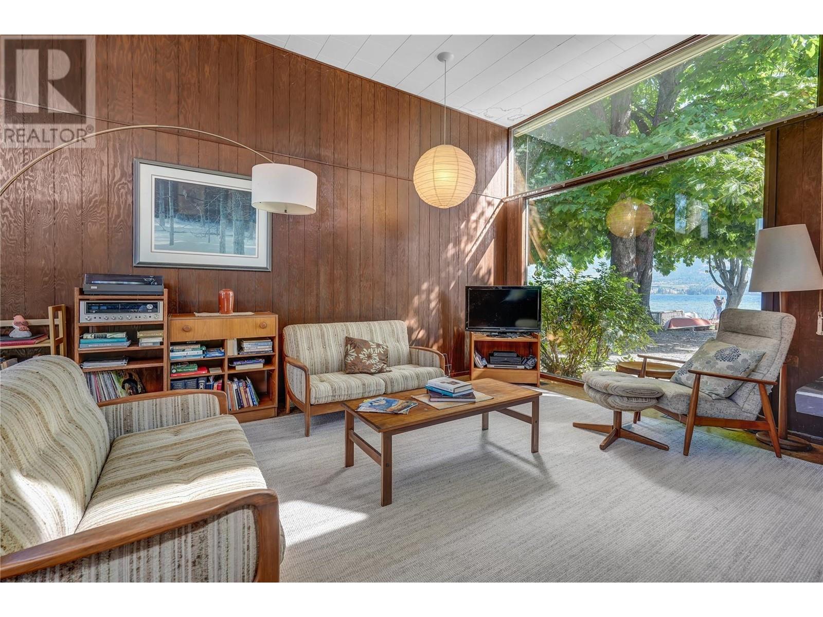7413 Kirk Avenue, Summerland