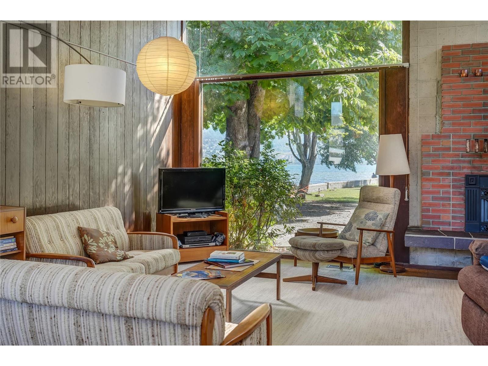 7413 Kirk Avenue, Summerland