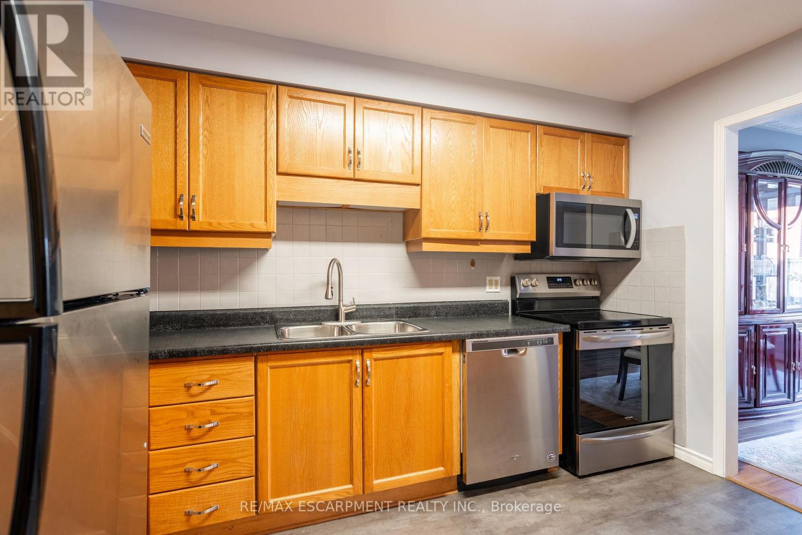 Photo 11 of 85 Royalvista Drive, Hamilton ON