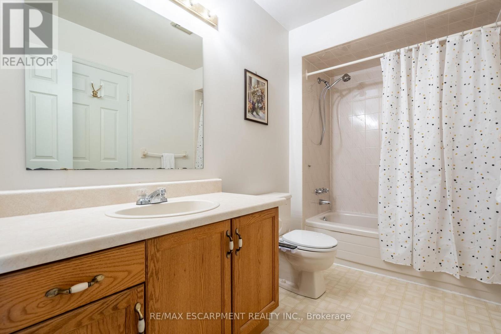 Photo 33 of 85 Royalvista Drive, Hamilton ON