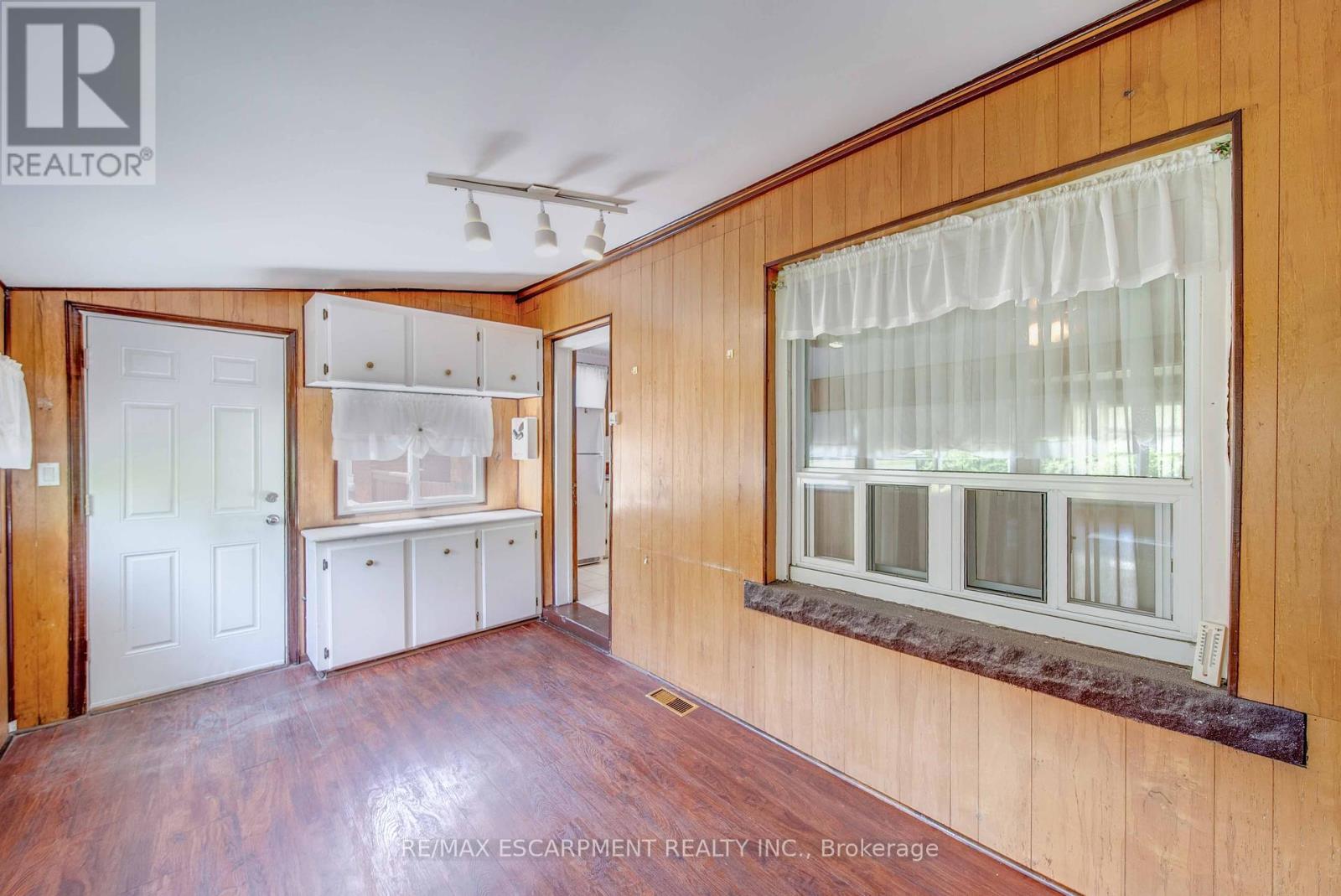 Photo 4 of 101 Houghton Avenue S, Hamilton ON