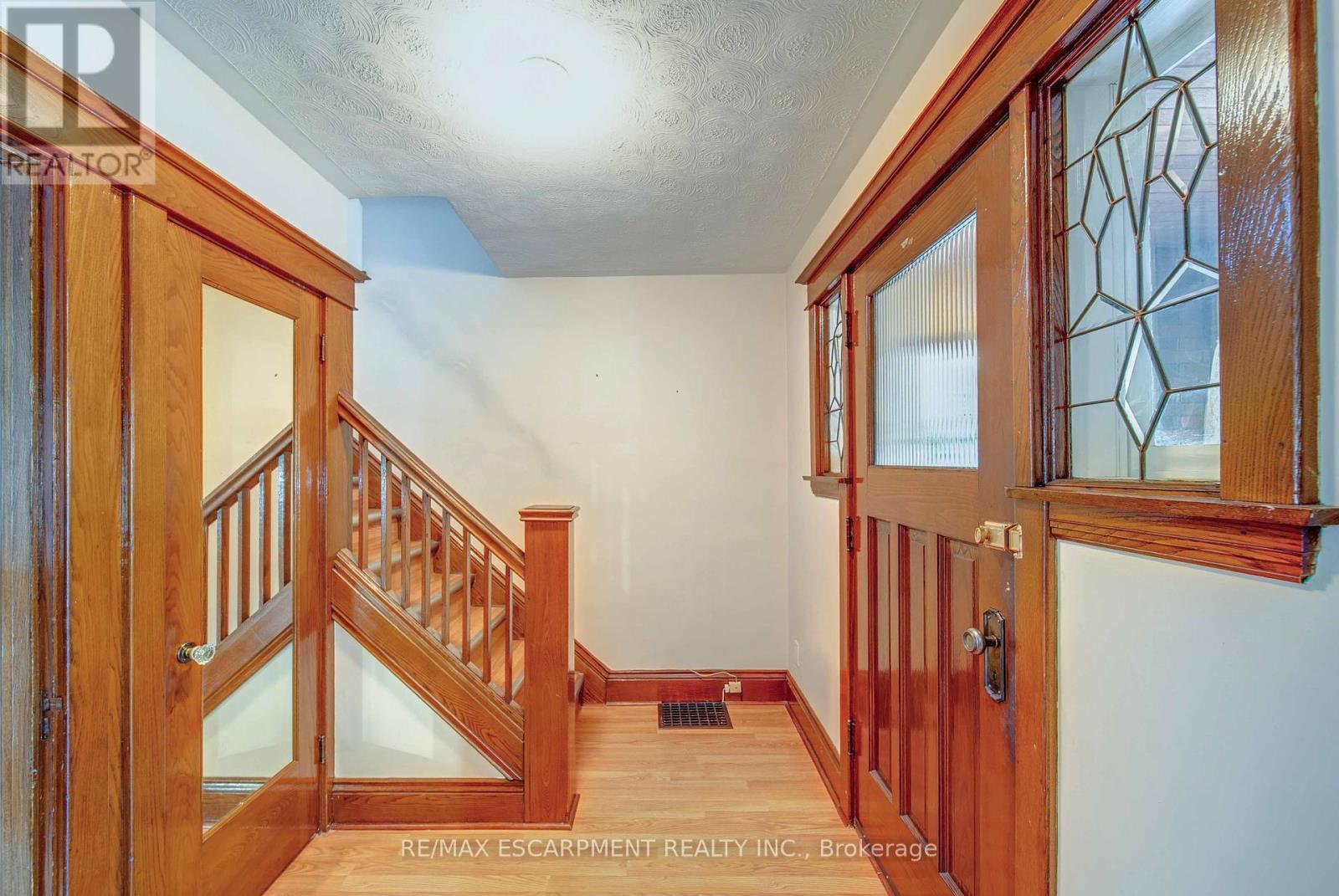 Photo 3 of 101 Houghton Avenue S, Hamilton ON