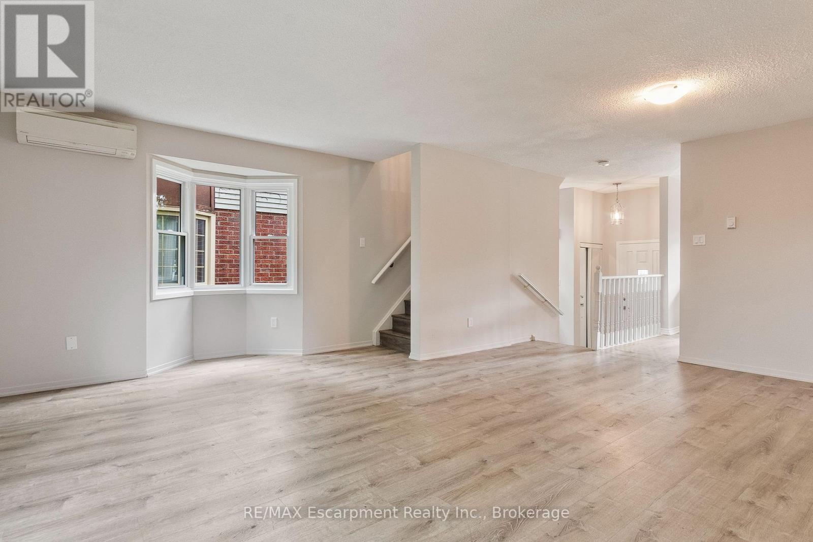 Photo 9 of 13 Normandy Place, Oakville ON