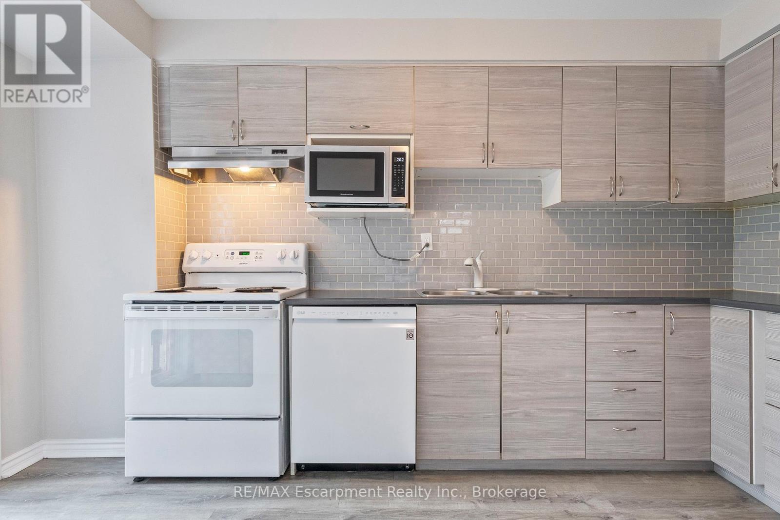 Photo 3 of 13 Normandy Place, Oakville ON