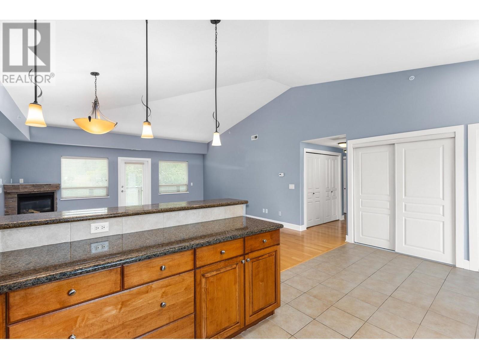 335 3996 Beach Avenue, Peachland