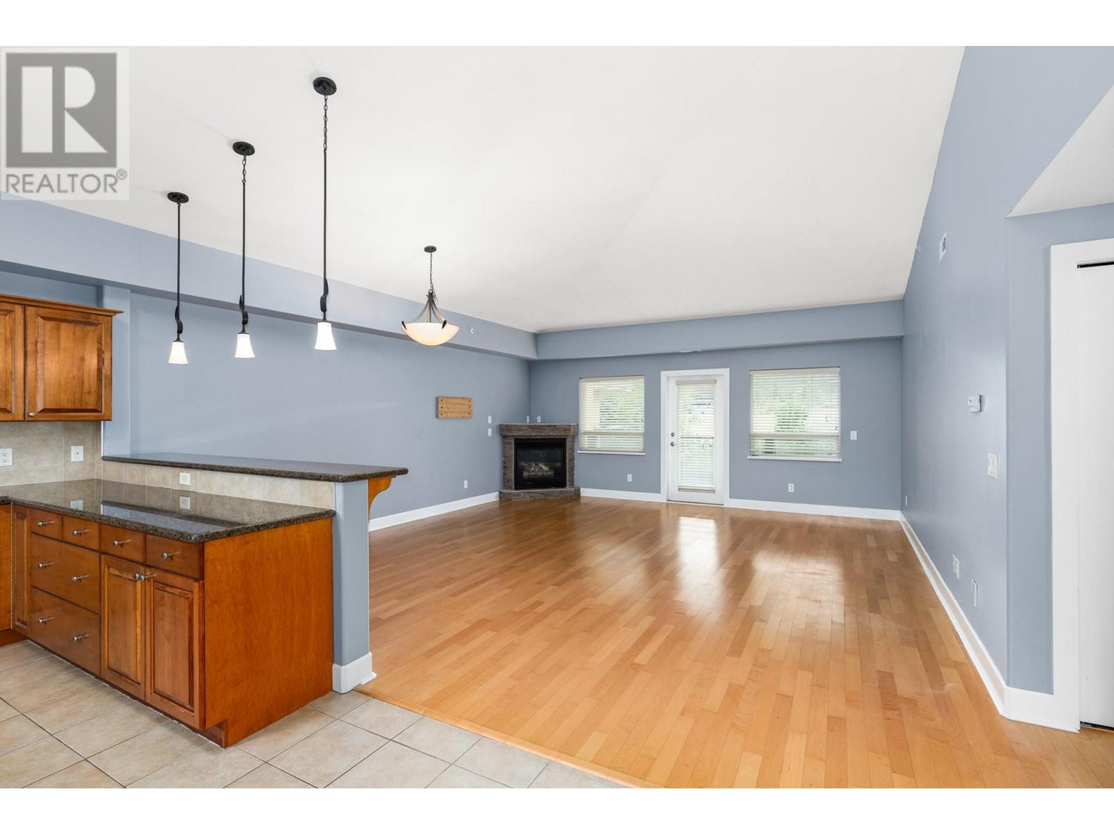 335 3996 Beach Avenue, Peachland