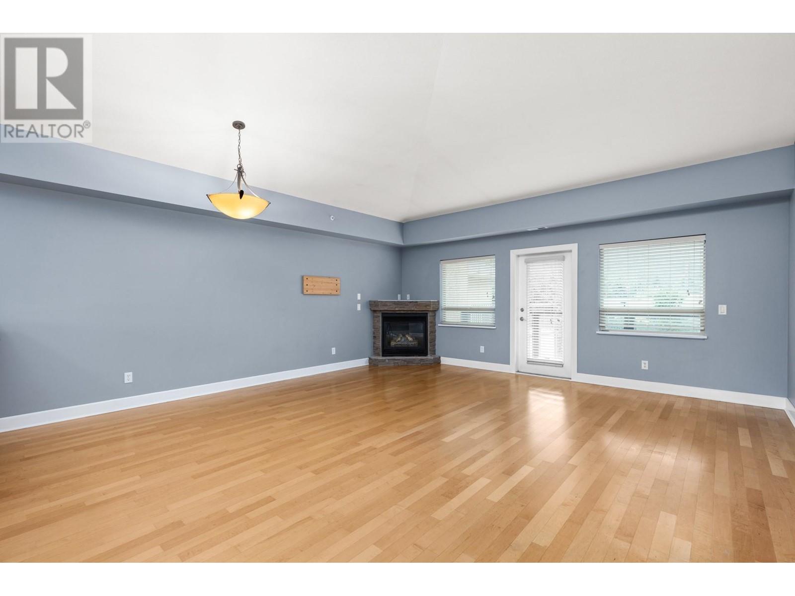 335 3996 Beach Avenue, Peachland