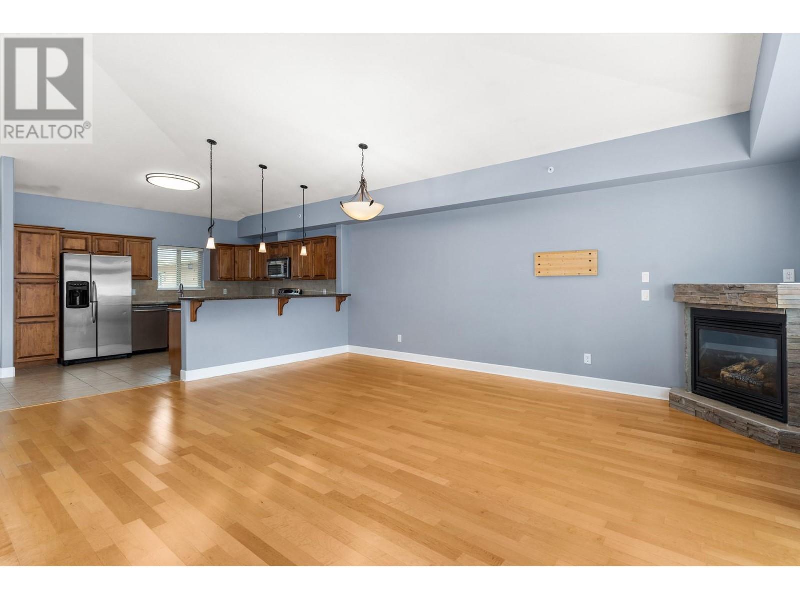 335 3996 Beach Avenue, Peachland