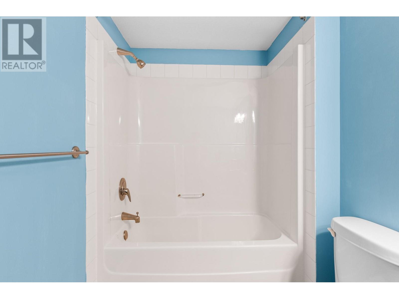 335 3996 Beach Avenue, Peachland