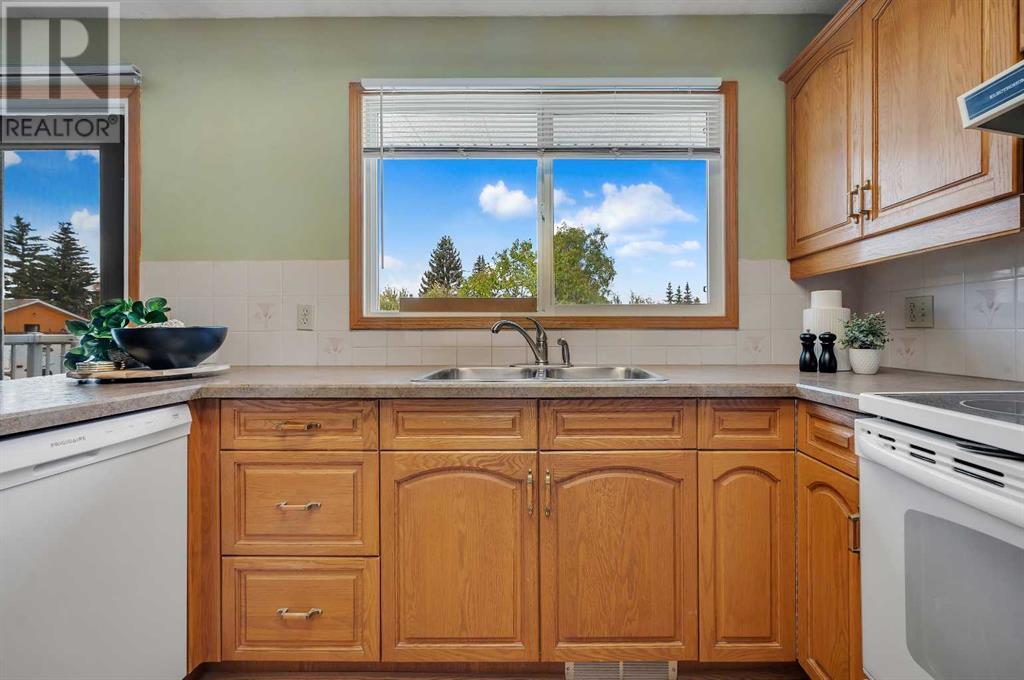 Single Family House Bi-level for Sale in   Avenue NE Whitehorn Calgary 