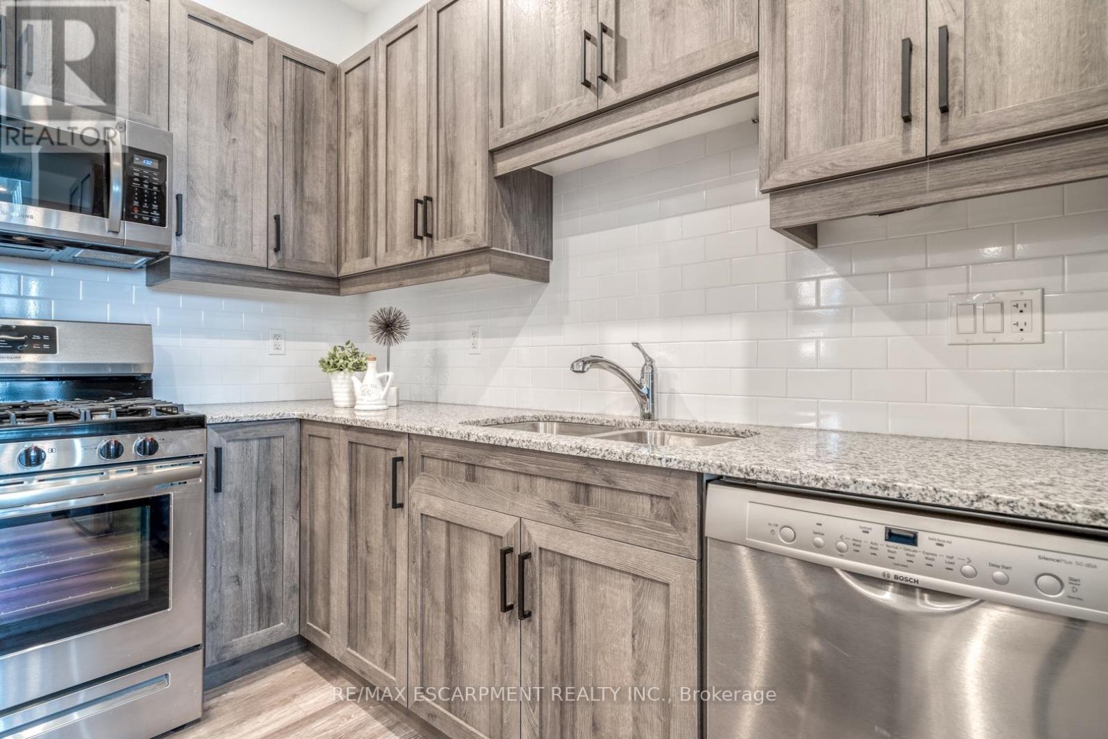 Photo 8 of 52 Barton Street E, Hamilton ON