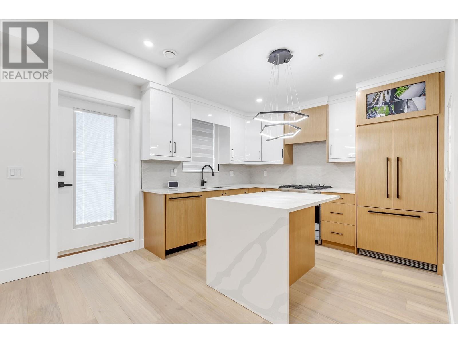 Photo 5 of 3440 E 4th Avenue, Vancouver BC