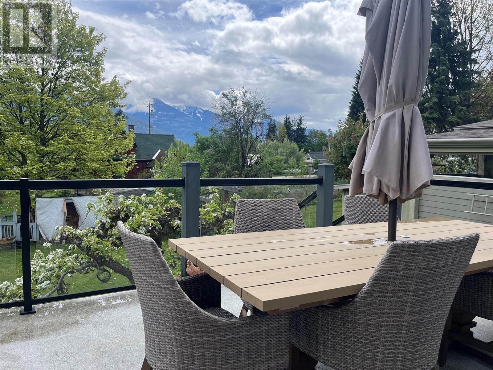 130 8th Street N, Kaslo