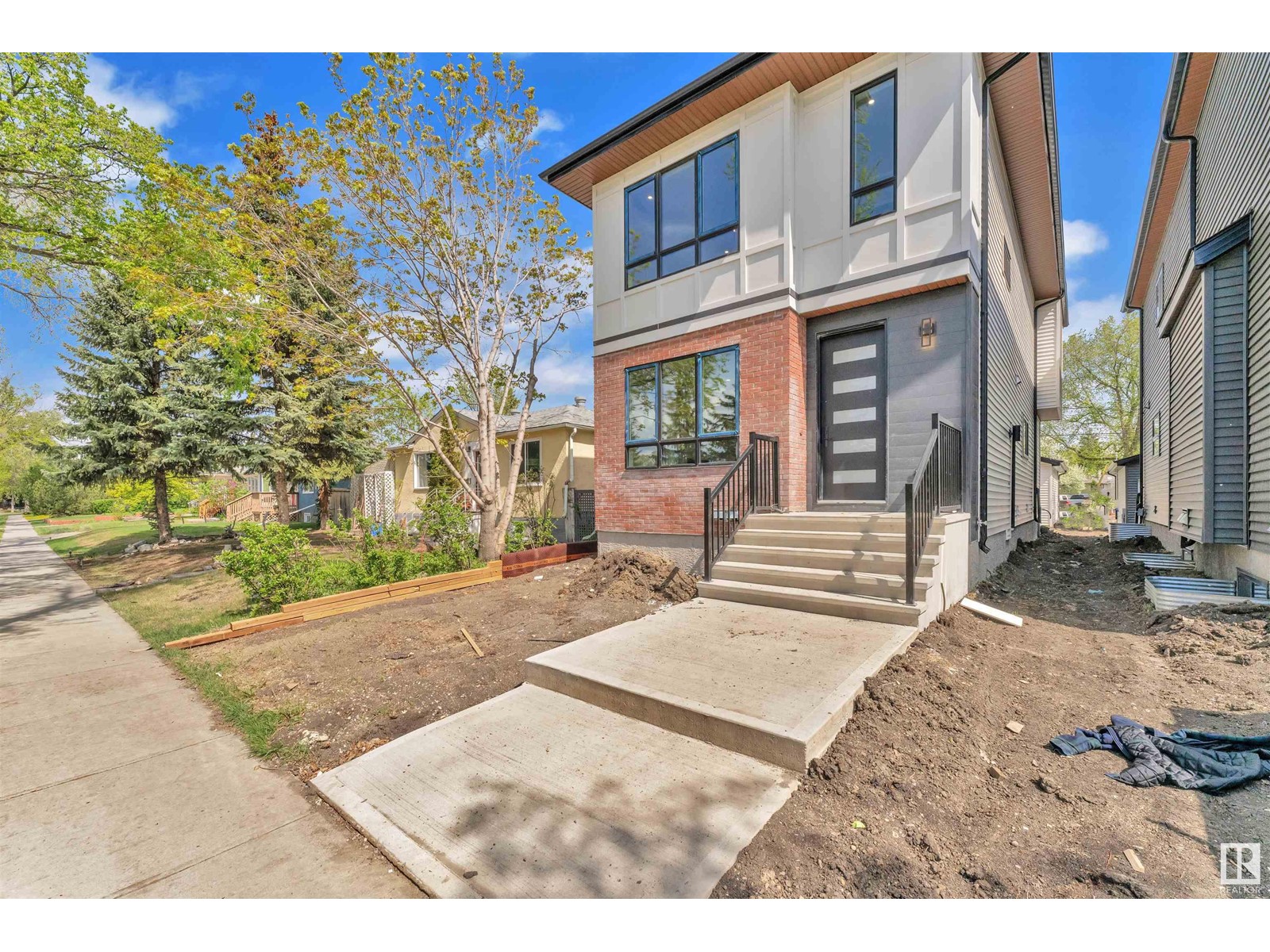 Photo 2 of 10725 132 St Nw, Edmonton AB