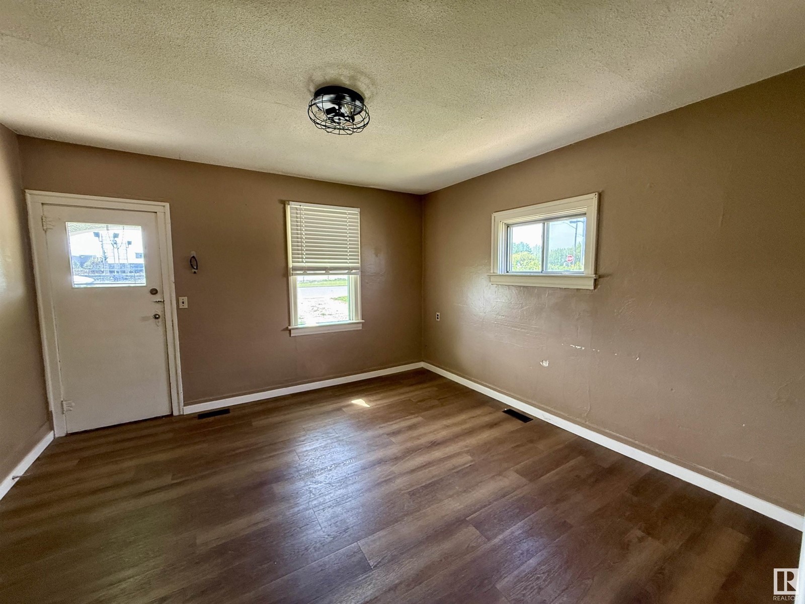 Photo 4 of 4917 47 Av, Stony Plain AB