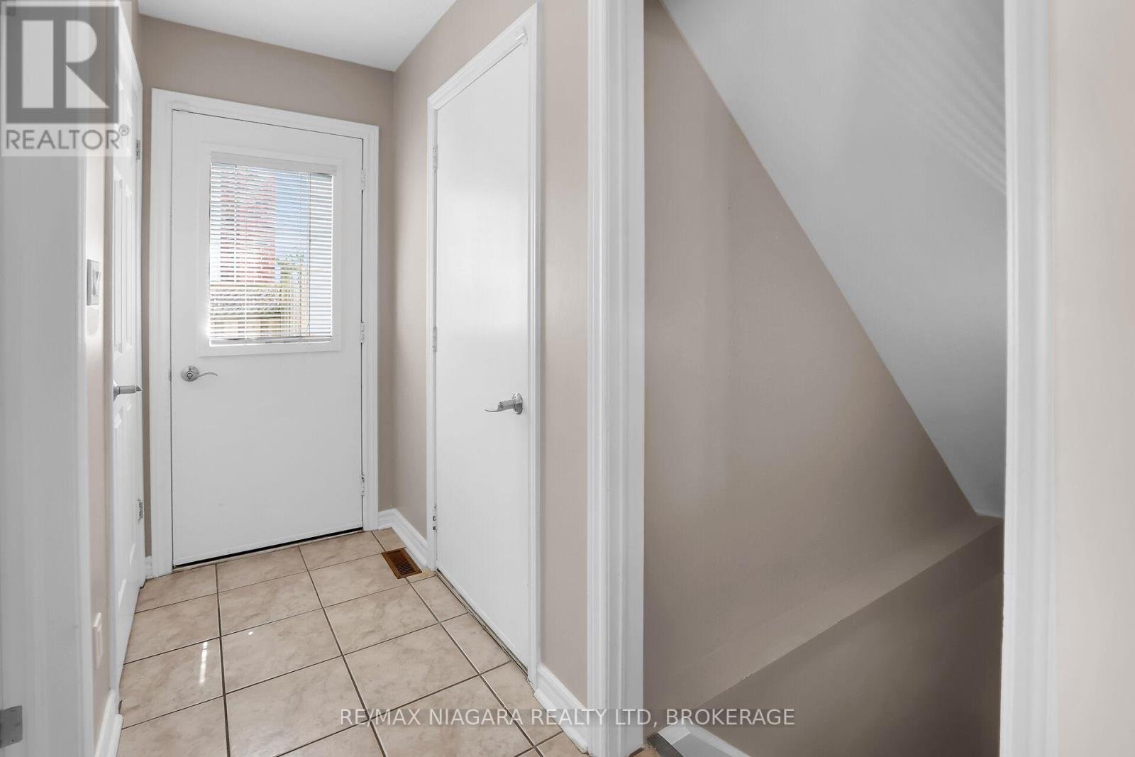 Photo 14 of 5993 Crimson Drive, Niagara Falls ON