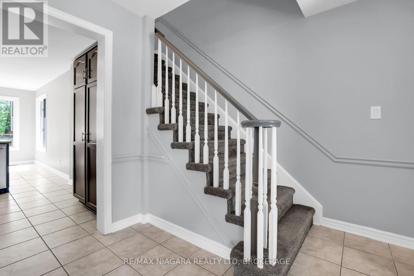 Photo 6 of 5993 Crimson Drive, Niagara Falls ON