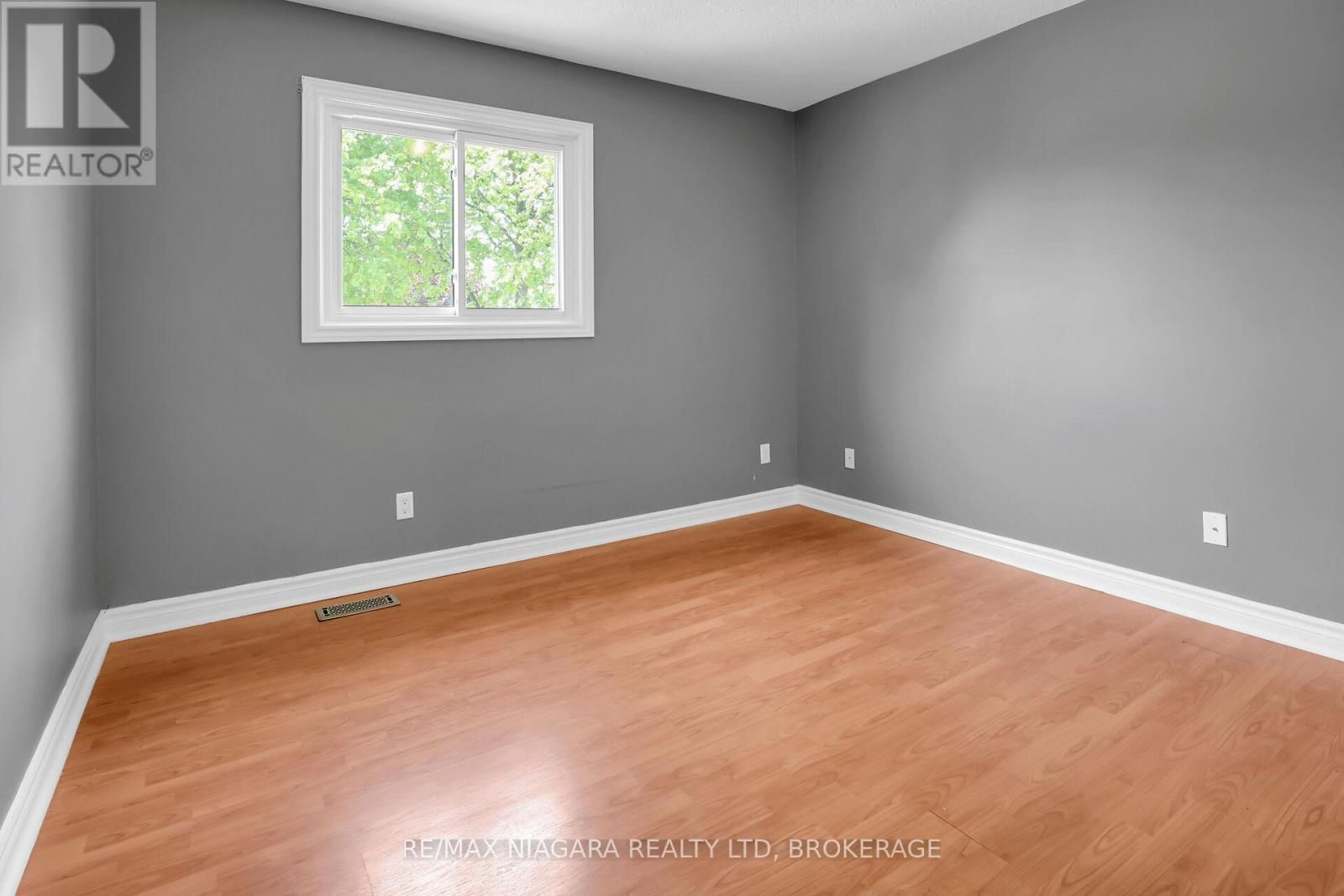 Photo 11 of 5993 Crimson Drive, Niagara Falls ON