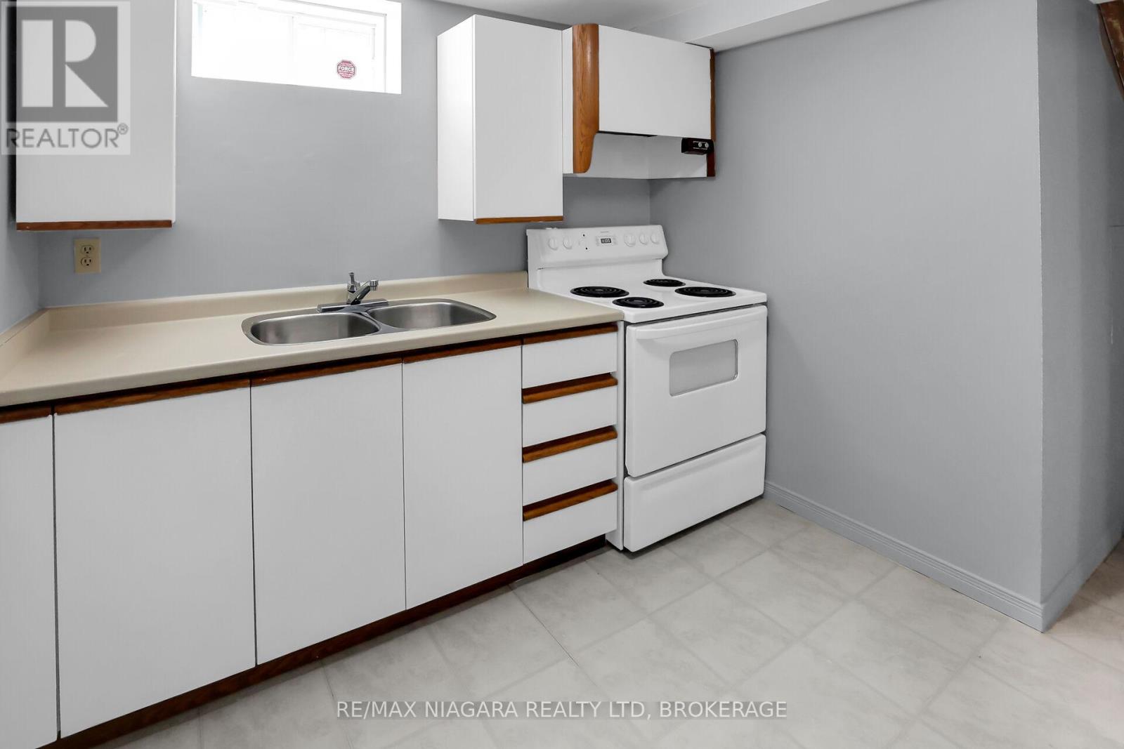Photo 1 of 5993 Crimson Drive, Niagara Falls ON