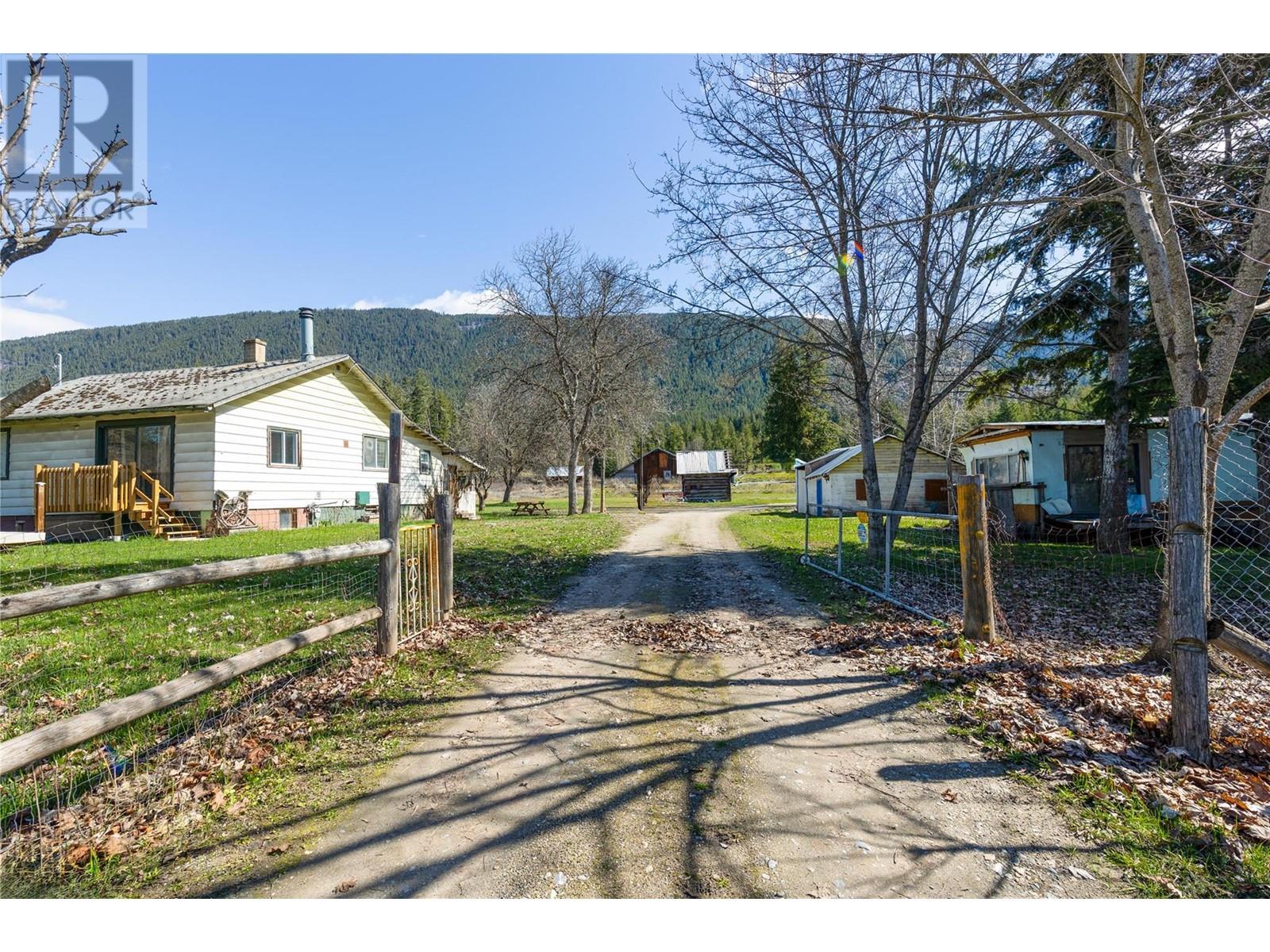 4251 Mikkelson Frontage Road, Tappen