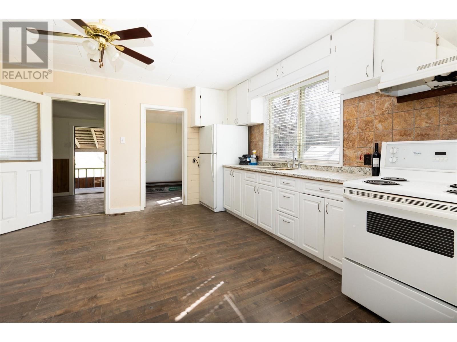4251 Mikkelson Frontage Road, Tappen