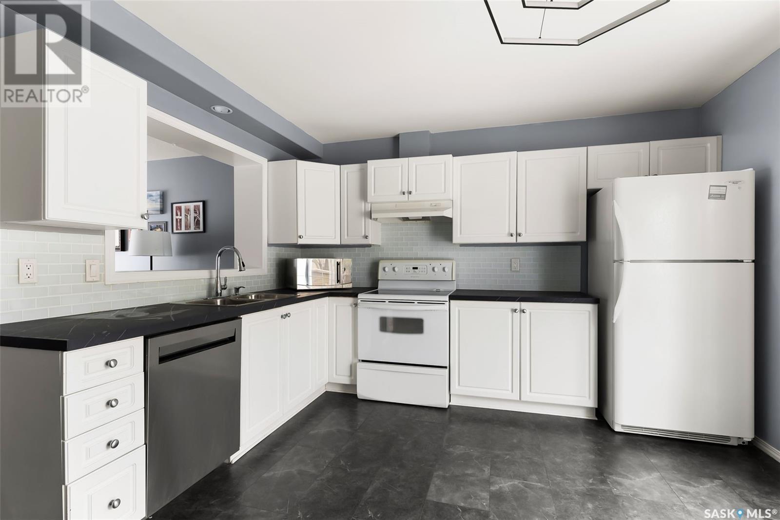 Single Family House 2 Level for Sale in  Cranbourn CRESCENT Regina 